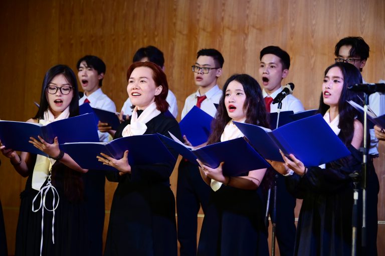 Học Hát Hợp Xướng Để Nghe Thấy Mình Giữa Cộng Hưởng Của Biển Âm Thanh